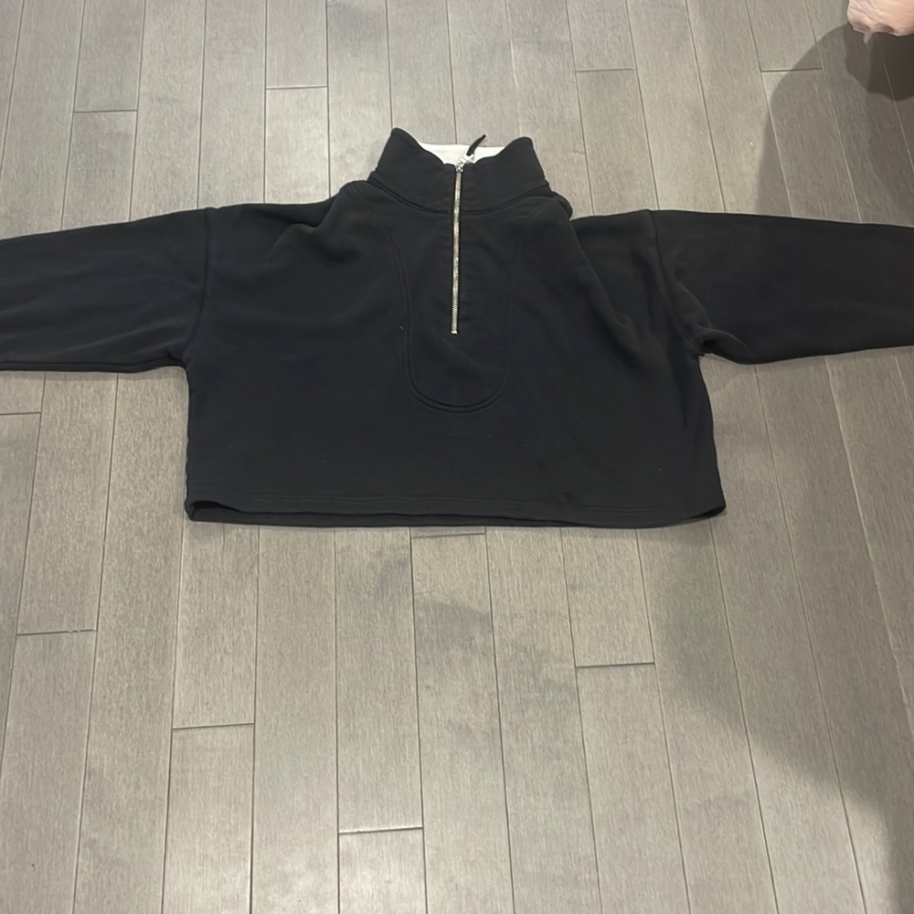 Black crop sweatshirt